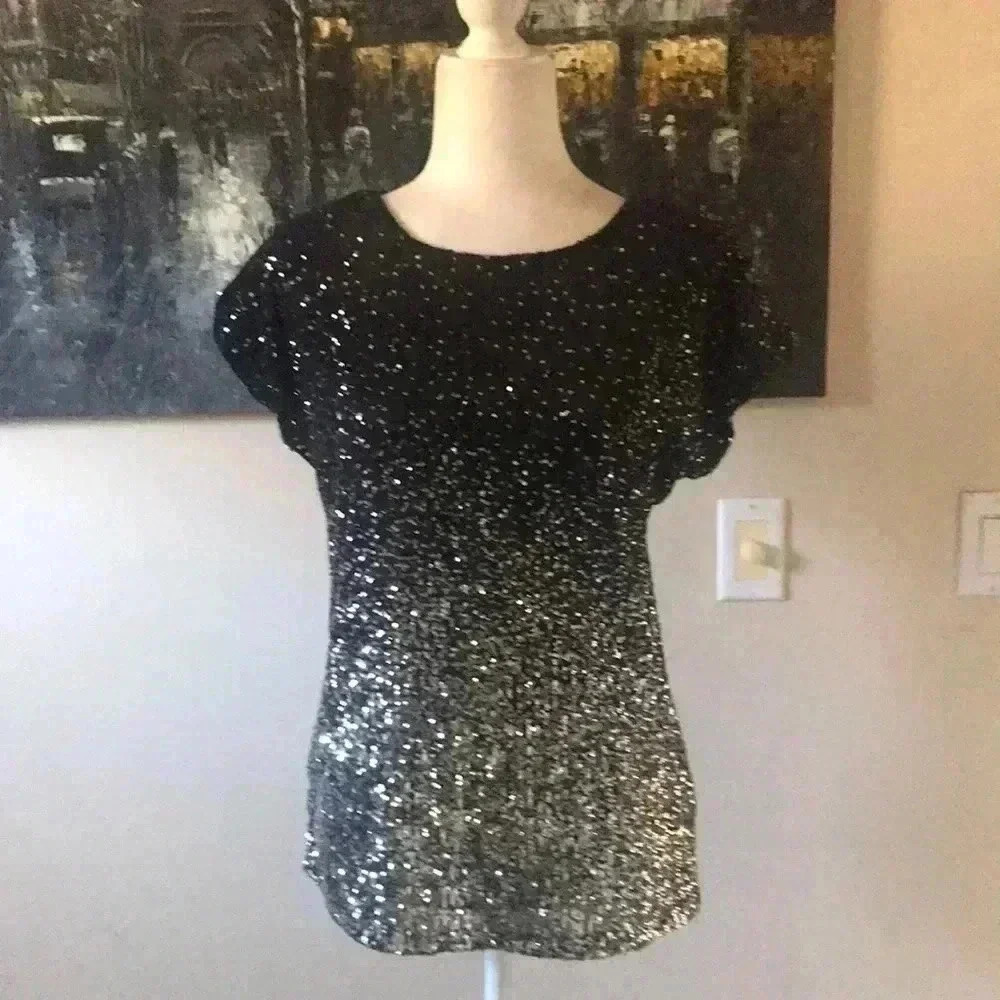 Cable & Gauge Beautiful Black and Silver Sequin Short Sleeved Top-Size Small